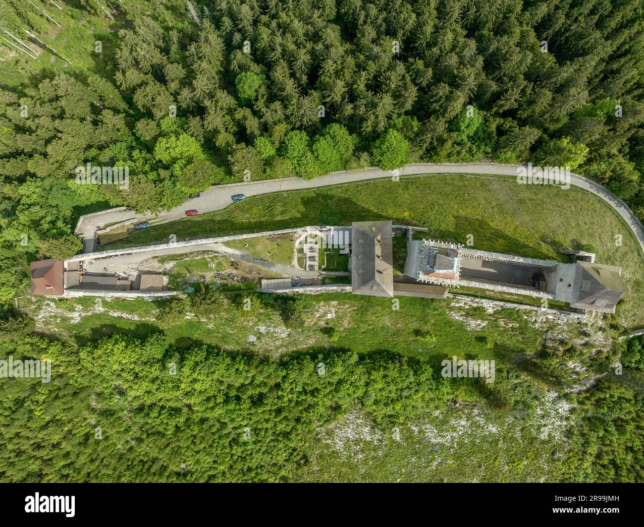 Vista aerea di Kasperk Hrad o del castello di Karlsberg in Cechia. La parte centrale del castello è costituita da due torri residenziali e da un palazzo oblungo Foto Stock