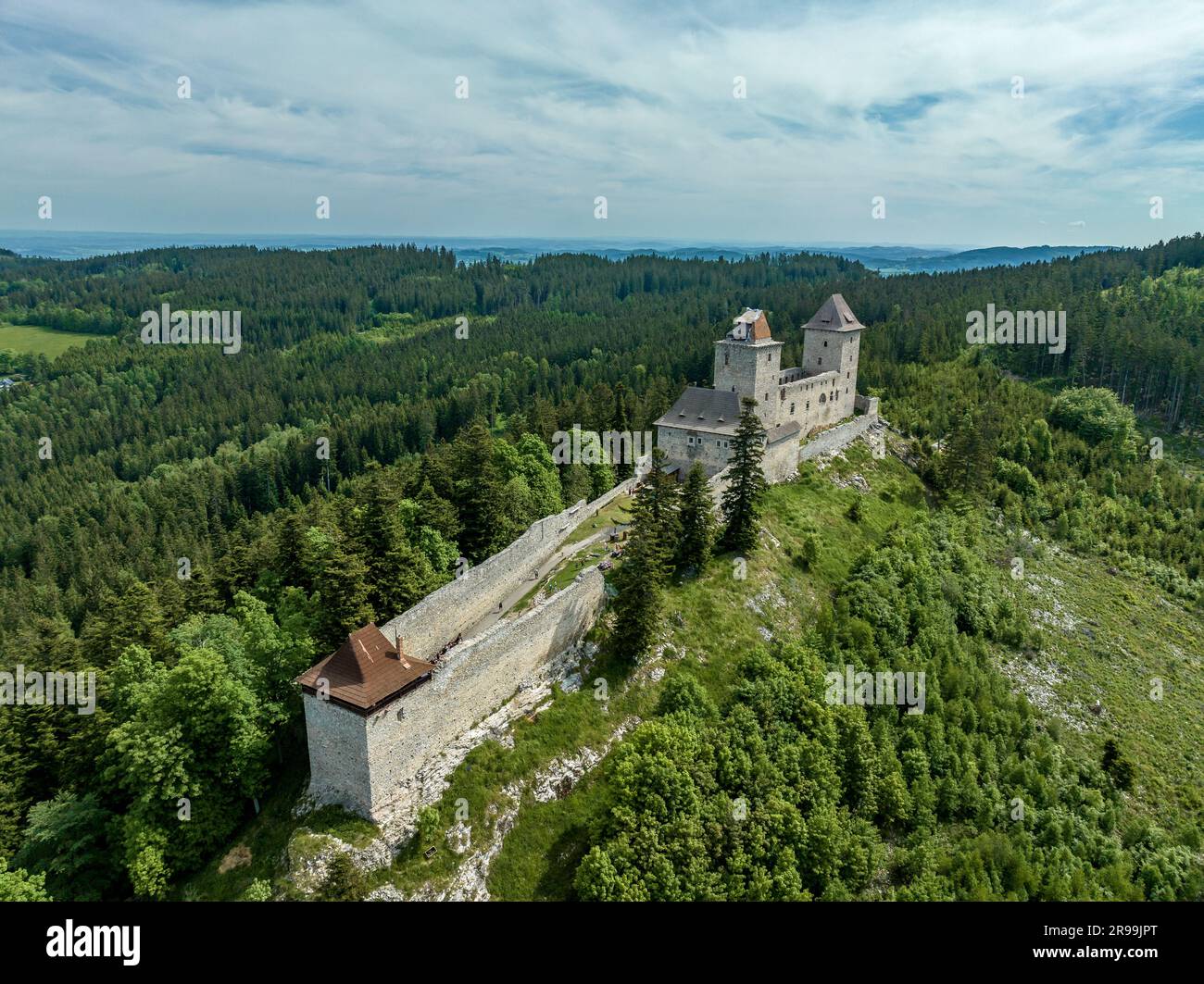 Vista aerea di Kasperk Hrad o del castello di Karlsberg in Cechia. La parte centrale del castello è costituita da due torri residenziali e da un palazzo oblungo Foto Stock