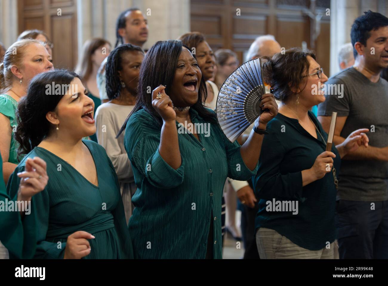 Londra, Regno Unito. 24 giugno 2023: Il coro si esibisce come parte della maratona di musica vocale di Wrenathon. In occasione del tercentenario della morte di Sir Christopher Wren, la Wrenathon Vocal Marathon presentò esibizioni di 11 cori comunitari in nove chiese della città di Londra, alcune progettate da Wren. Qui il coro Gospel di Singology si esibisce in tutti i doni della chiesa della Torre. Foto Stock