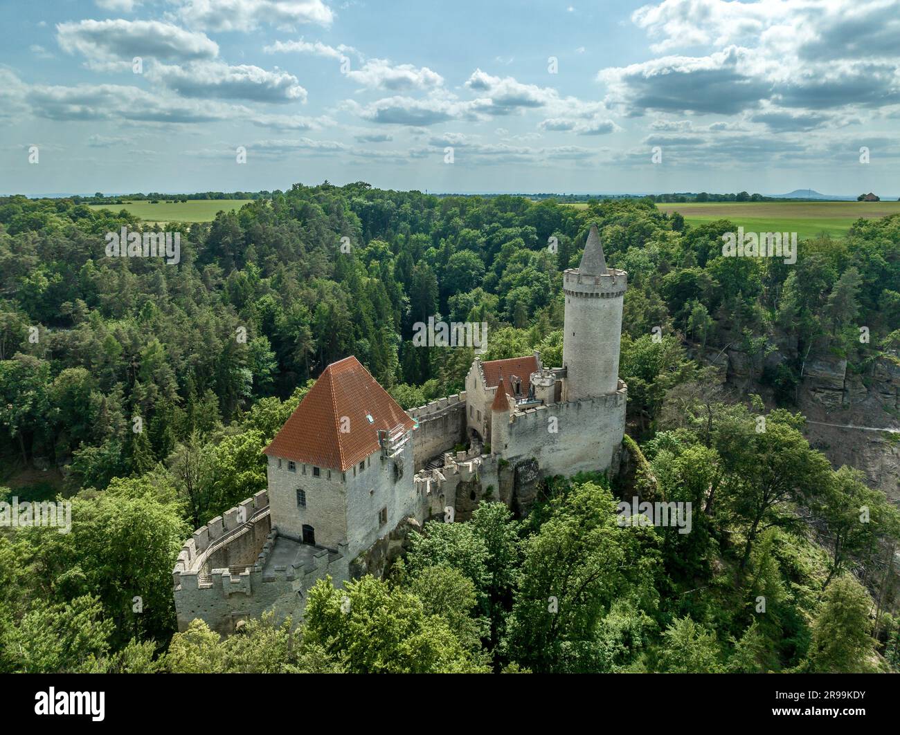 Vista aerea del castello di Kokořín Kokorin in Cechia restaurazione neogotica di una fortezza medievale in cima alla collina Foto Stock