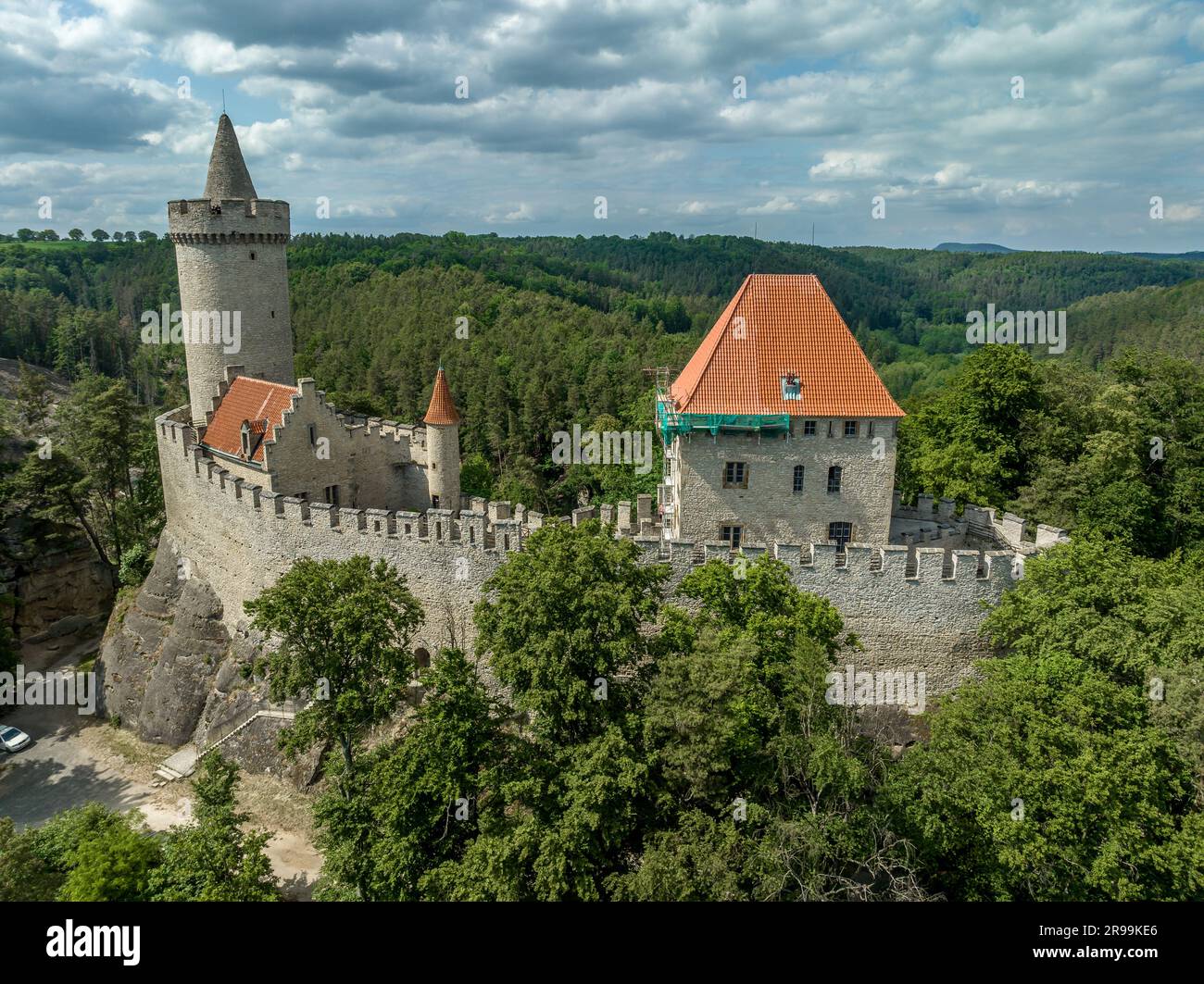 Vista aerea del castello di Kokořín Kokorin in Cechia restaurazione neogotica di una fortezza medievale in cima alla collina Foto Stock