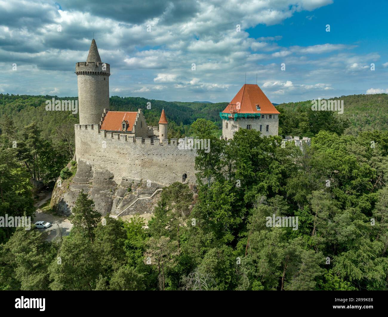 Vista aerea del castello di Kokořín Kokorin in Cechia restaurazione neogotica di una fortezza medievale in cima alla collina Foto Stock