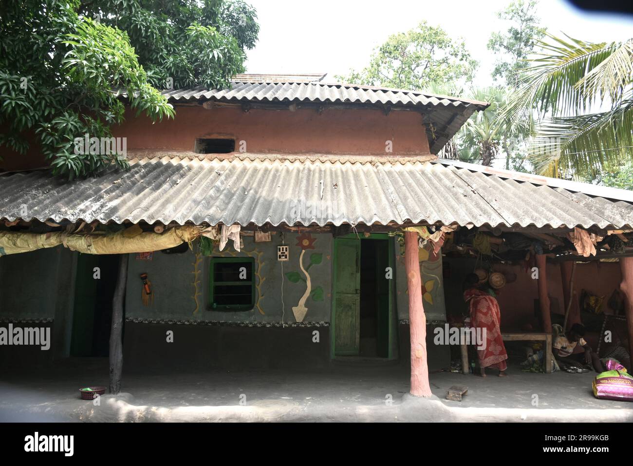 Una piccola casa di villaggio esterna dell'india rurale. Kishanganj Bengala Occidentale India Asia meridionale Pacifico Foto Stock