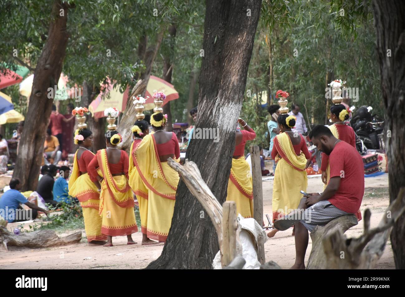 Santiniketan, Bengala occidentale, India. I ballerini di Santali insieme ad altri turisti si stavano divertendo a ballare nella fiera locale. Foto Stock