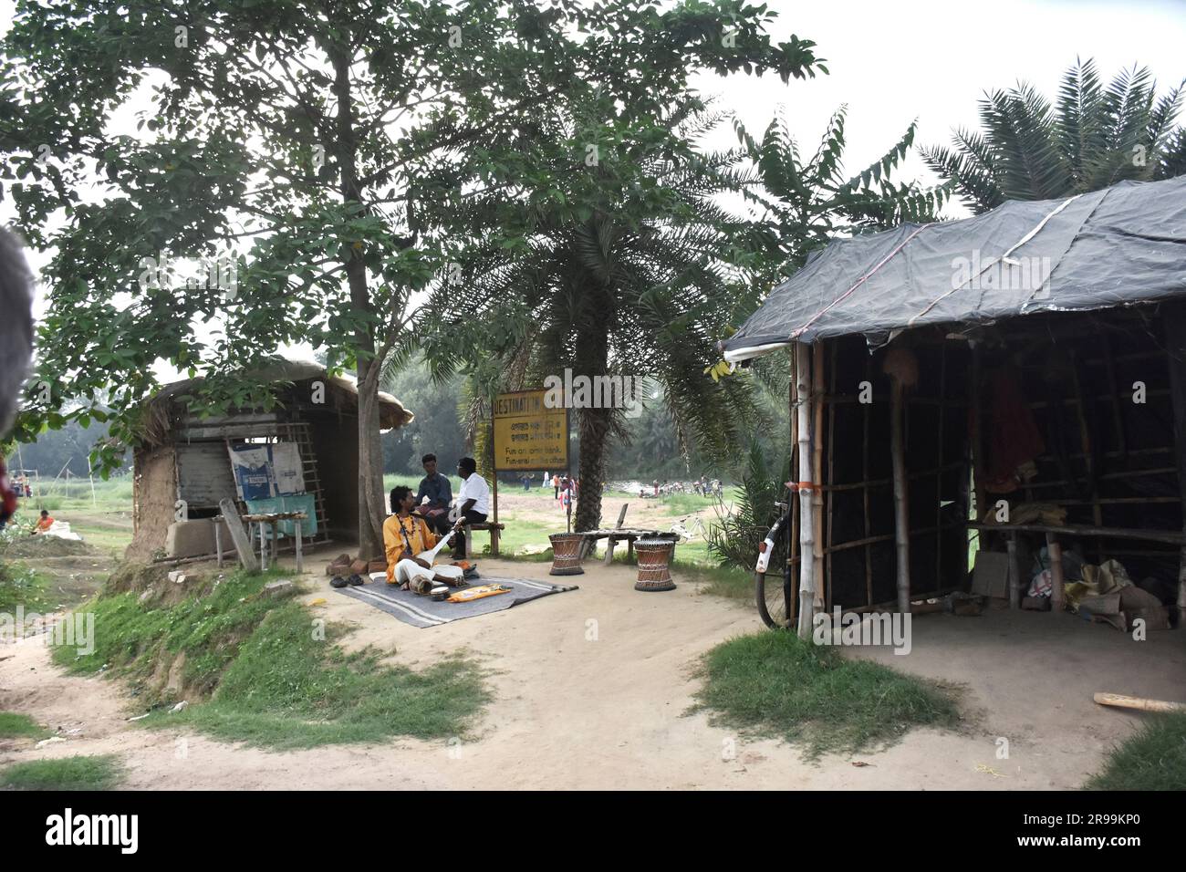 Una piccola casa di villaggio esterna dell'india rurale. Kishanganj Bengala Occidentale India Asia meridionale Pacifico Foto Stock