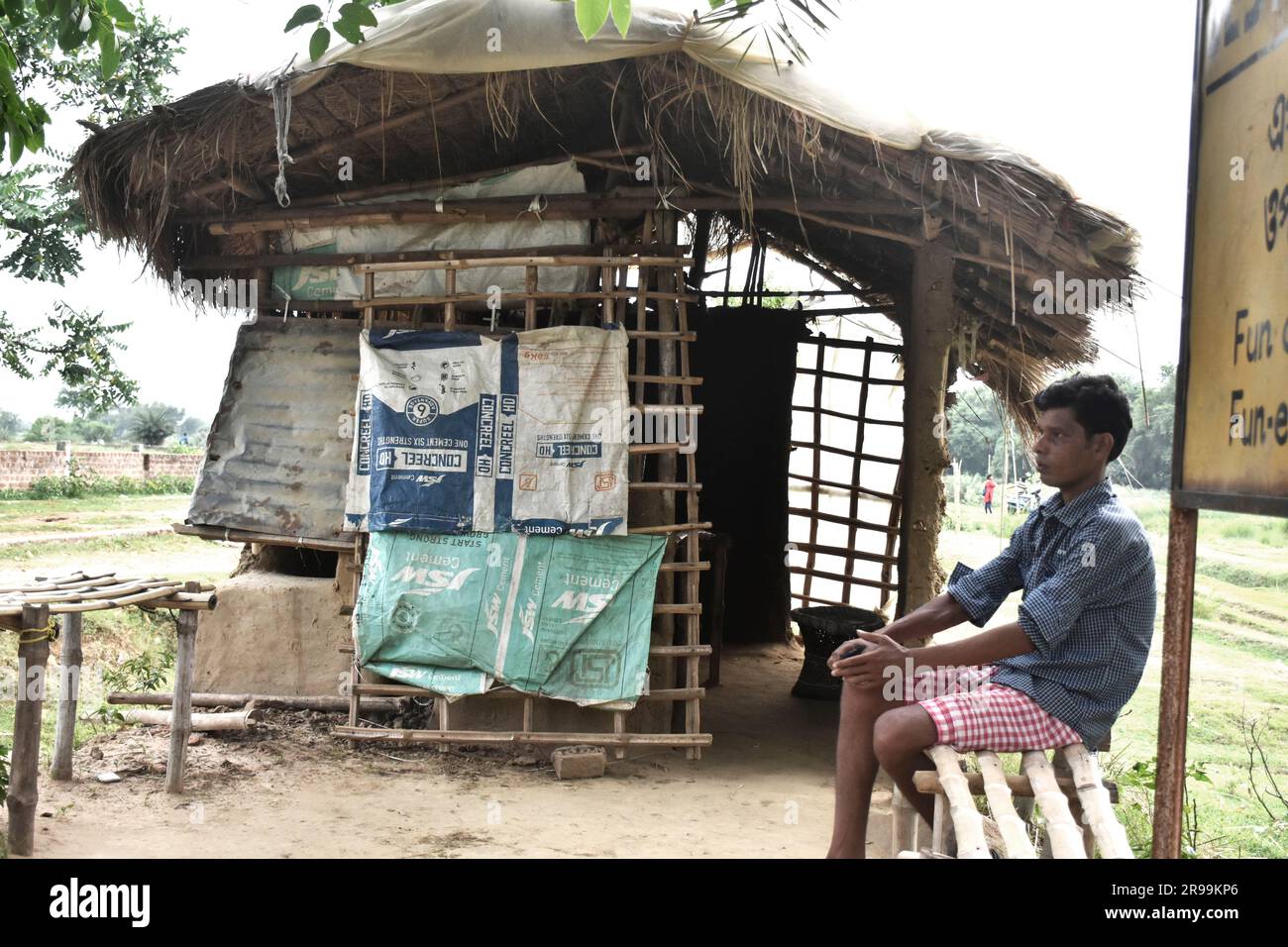 Una piccola casa di villaggio esterna dell'india rurale. Kishanganj Bengala Occidentale India Asia meridionale Pacifico Foto Stock