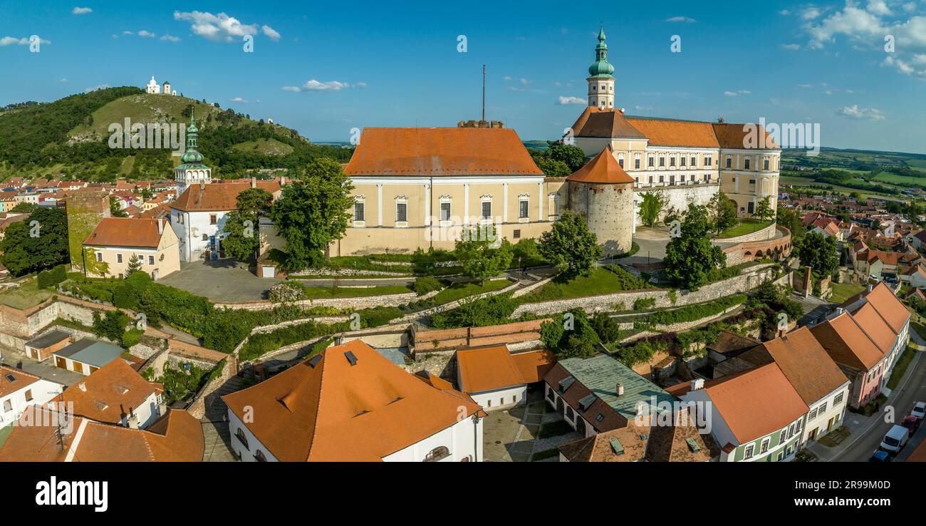 Vista aerea del castello barocco restaurato di Mikulov nella Boemia meridionale, chiamato anche Nikolsburg, con torri medievali circondate da case in stile comunista Foto Stock