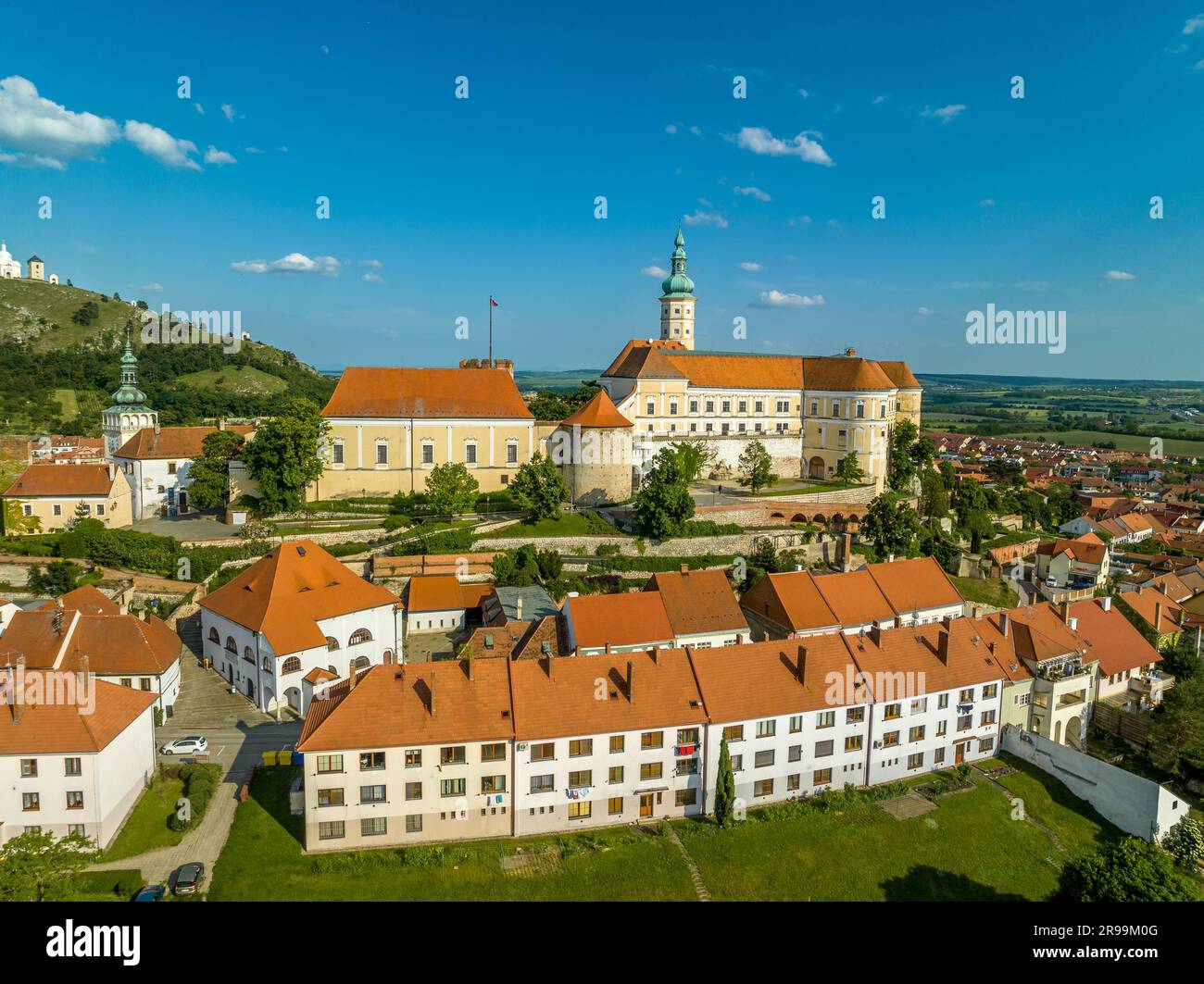 Vista aerea del castello barocco restaurato di Mikulov nella Boemia meridionale, chiamato anche Nikolsburg, con torri medievali circondate da case in stile comunista Foto Stock