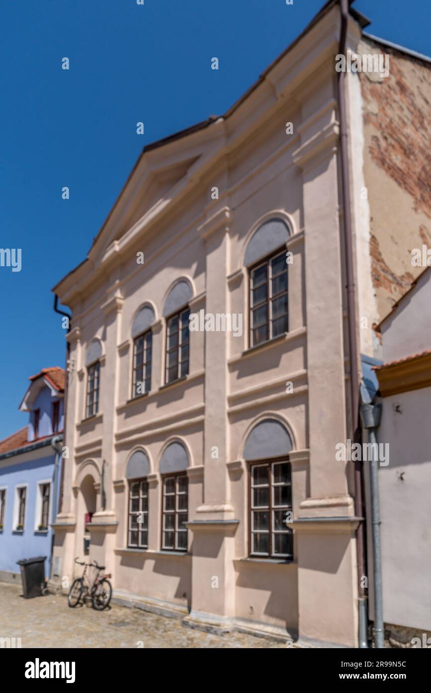 Facciata classicista ex edificio della sinagoga a Slavonice Repubblica Ceca Foto Stock