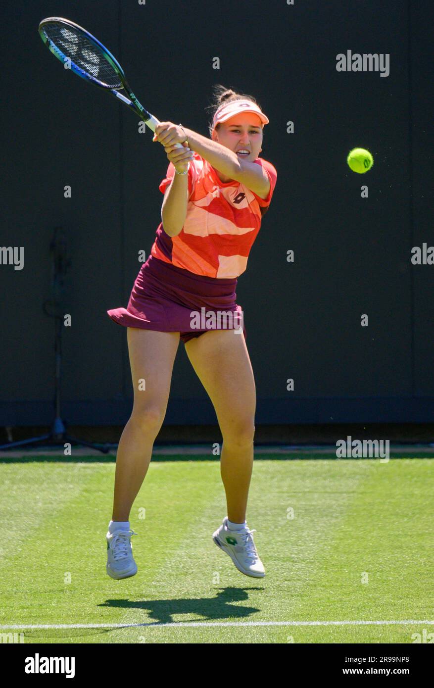 Kamilla Rakhimova (RUS) giocando il suo primo turno di qualificazione il primo giorno del Rothesay International, Eastbourne 24 giugno 2023. Foto Stock