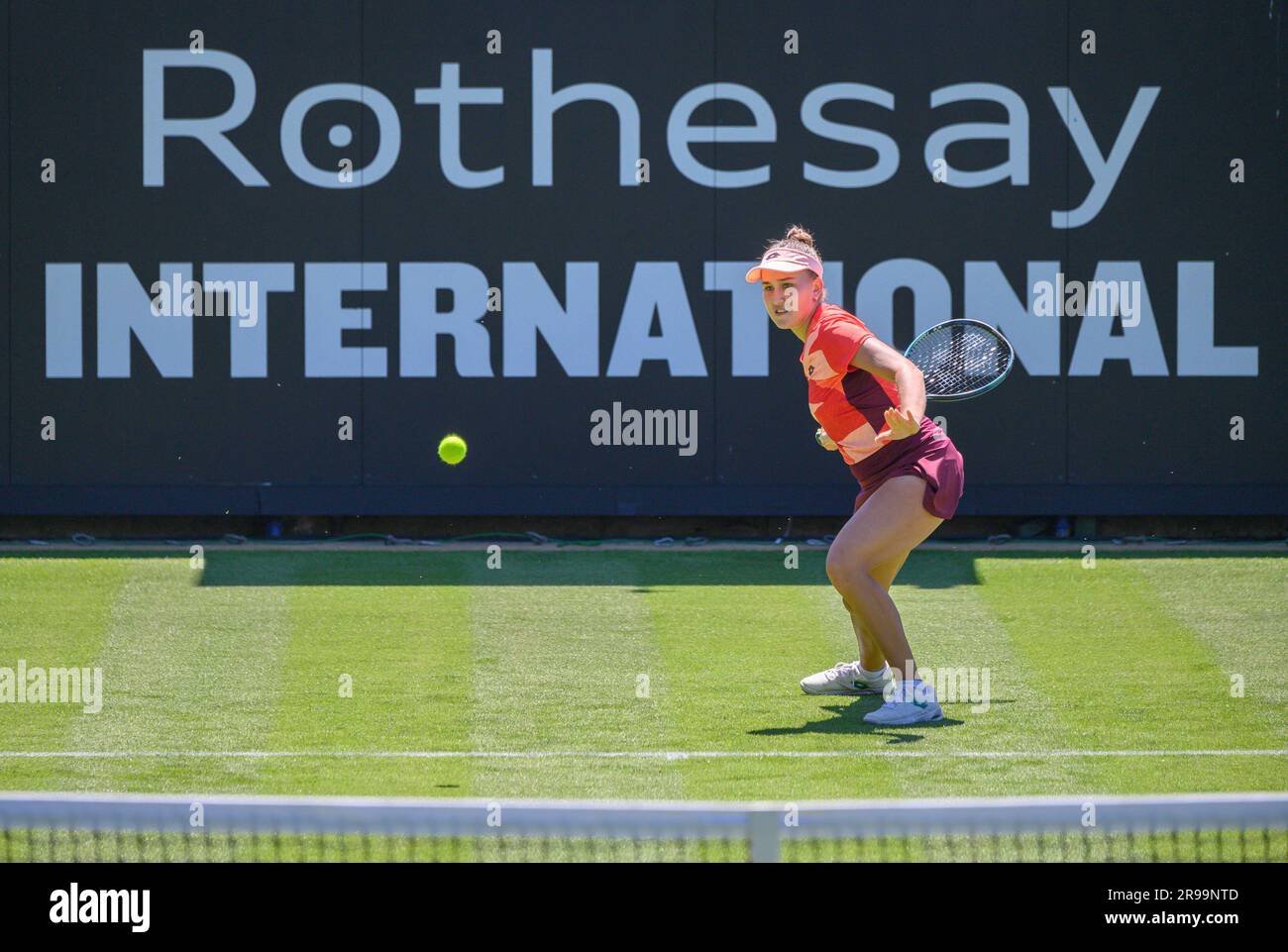 Kamilla Rakhimova (RUS) giocando il suo primo turno di qualificazione il primo giorno del Rothesay International, Eastbourne 24 giugno 2023. Foto Stock
