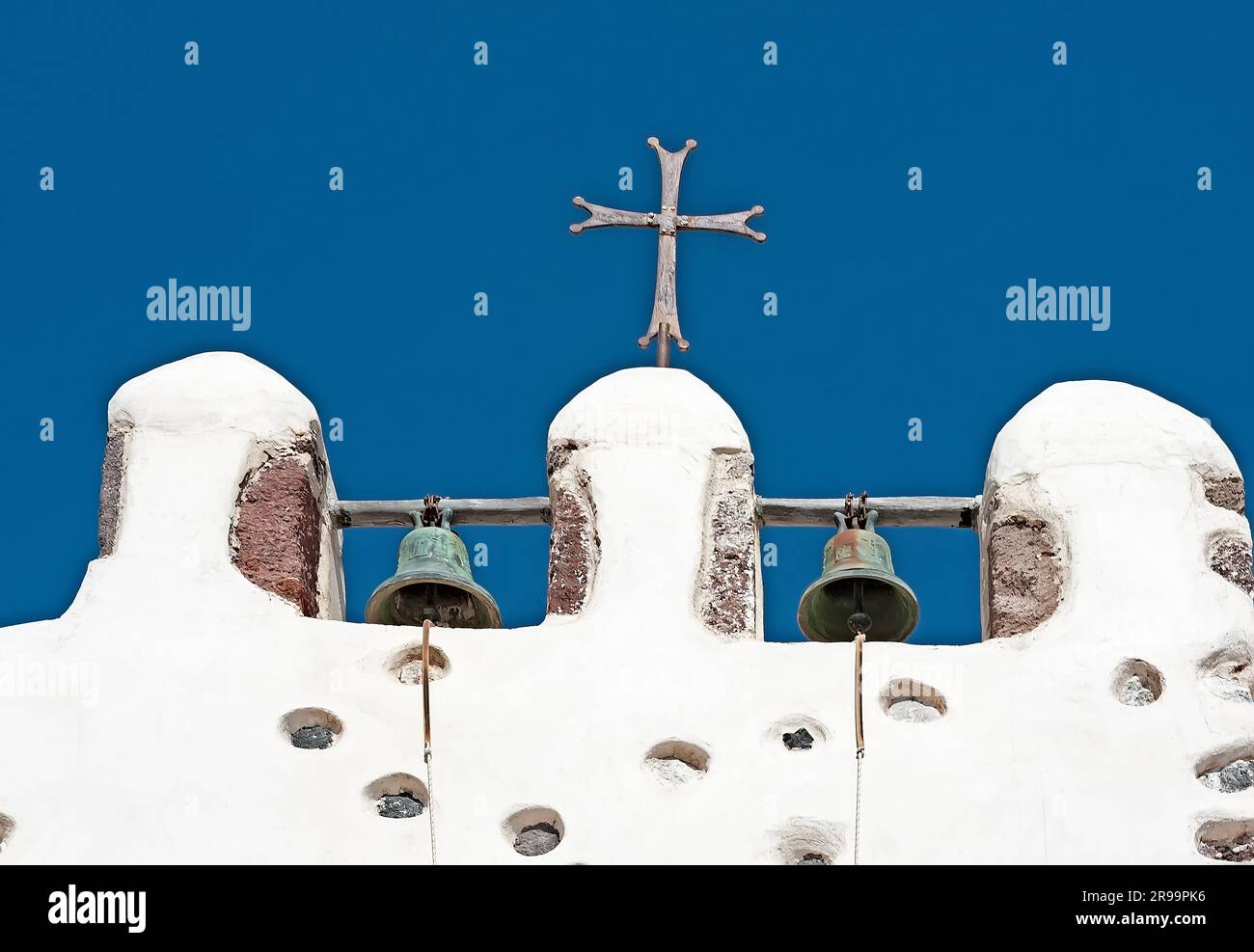 Attraversa la cima della tradizionale chiesa greca Foto Stock