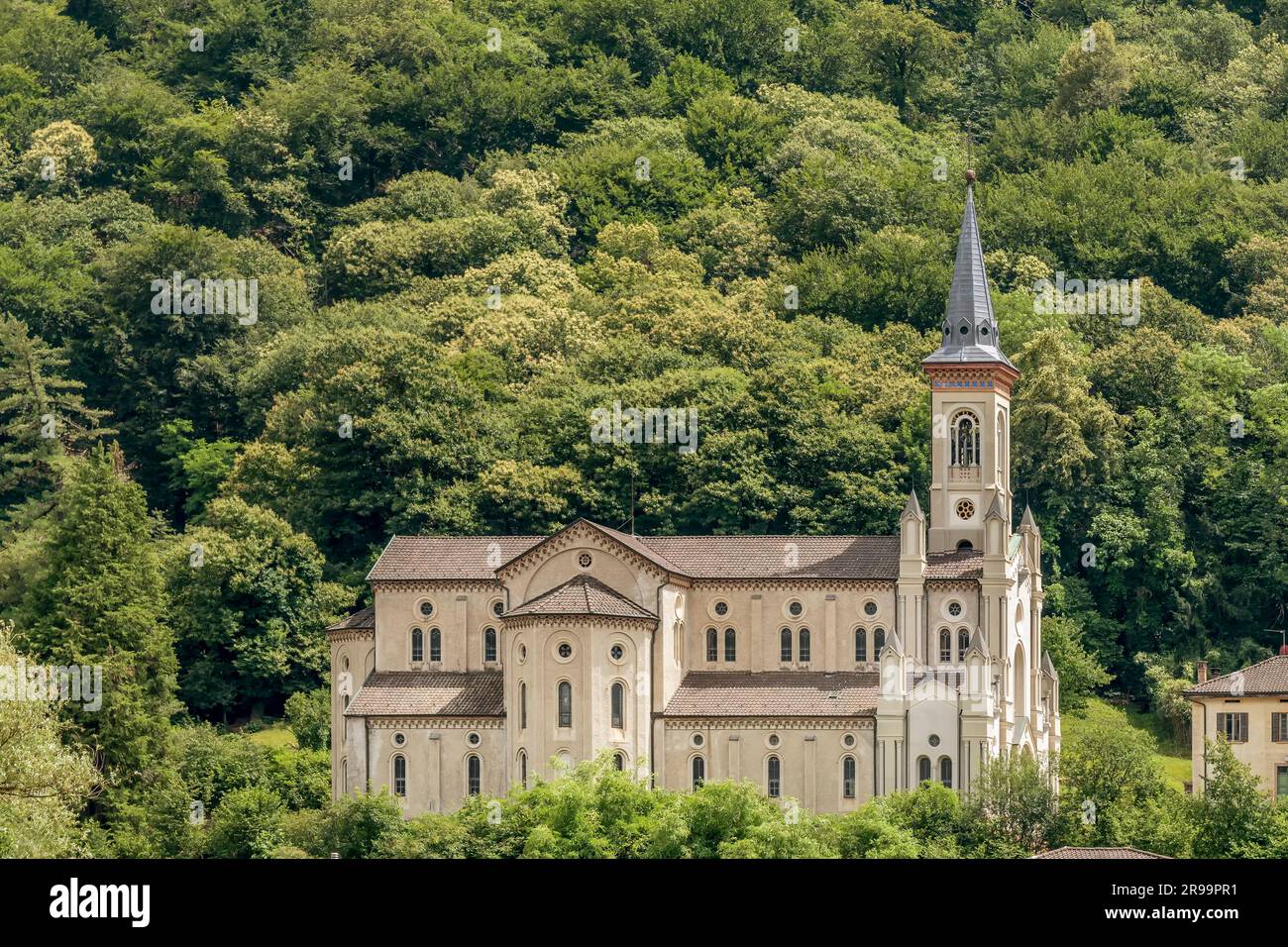 La chiesa di San Carlo Borromeo, conosciuta dai locali come la Cattedrale del deserto, è un edificio religioso situato a Cernesio, nel quartiere di Lugano Foto Stock