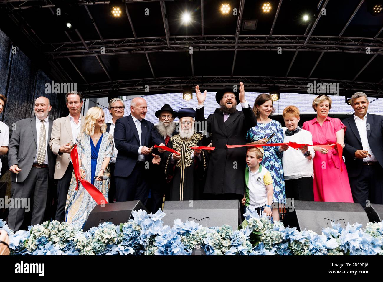 25 giugno 2023, Berlino: Cerimonia di apertura del campus ebraico di Pears (PJC) con il sindaco di Berlino Kai Wegner (M-l), l'ambasciatore israeliano Ron Prosor, il presidente del Consiglio centrale degli ebrei e membro del Consiglio di fondazione della Jewish Campus Foundation, Josef Schuster. La più grande istituzione ebraica per l'istruzione, la cultura e lo sport da quando la Shoah è stata aperta a Berlino con un festival di strada. Il Pears Jewish Campus di Wilmersdorf offre 8.000 metri quadrati di asilo nido, scuola elementare e superiore, studi artistici e studi musicali, un cinema da 100 posti e uno sport ed eventi Foto Stock
