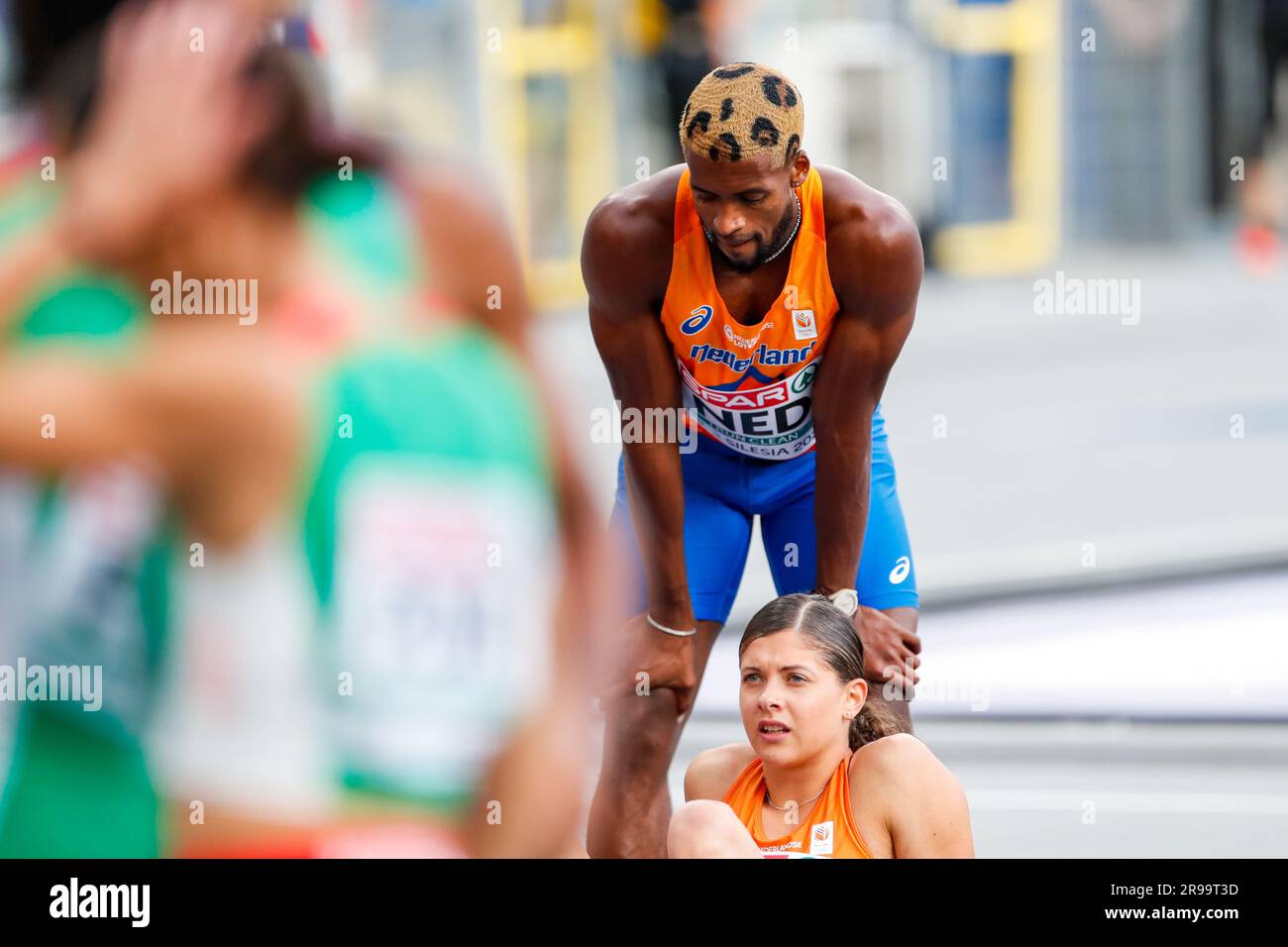 Slesia, Polonia. 25 giugno 2023. SLESIA, POLONIA - GIUGNO 25: Isayah Boers dei Paesi Bassi e Zoe Sedney dei Paesi Bassi gareggiano su 4x400 m Mixed al 5° giorno dei Giochi europei allo stadio di Slesia il 25 giugno 2023. (Foto di Nikola Krstic/BSR Agency) credito: BSR Agency/Alamy Live News Foto Stock