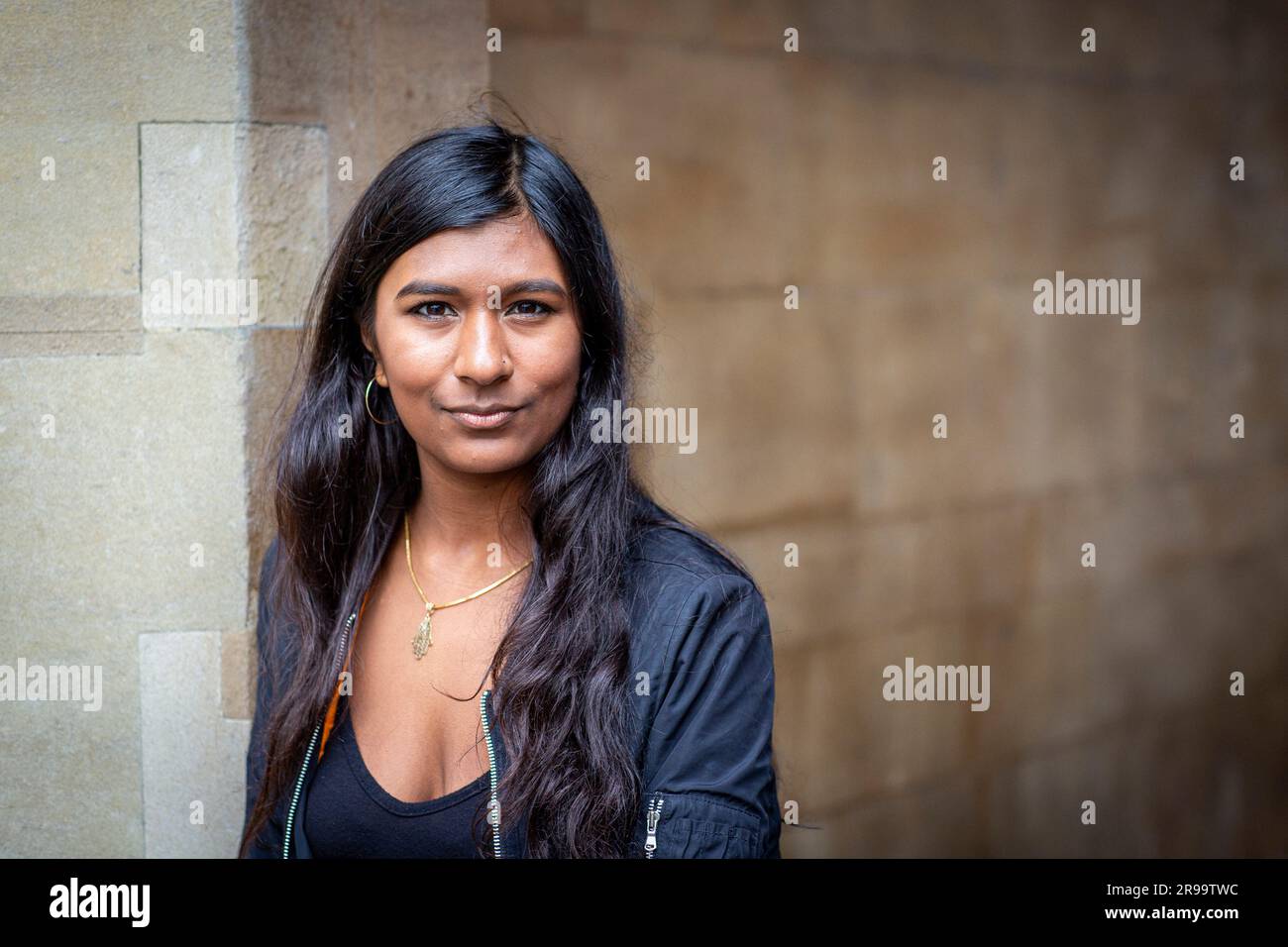 Ash Sarkar, giornalista e attivista politico , Londra, Regno Unito. Foto Stock