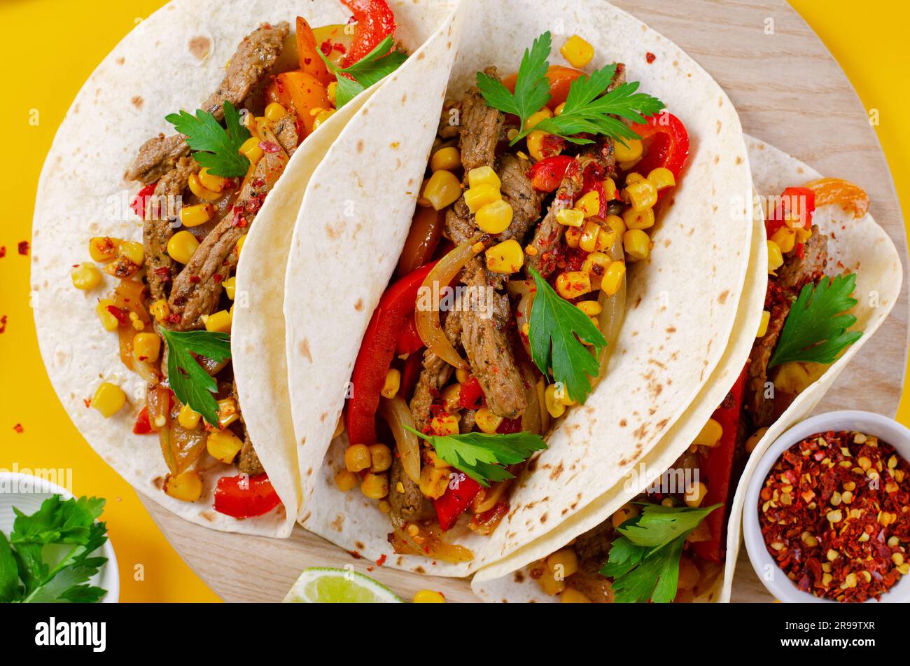 Tacos messicani con manzo e verdure, Tacos al Pastor su sfondo giallo  brillante Foto stock - Alamy