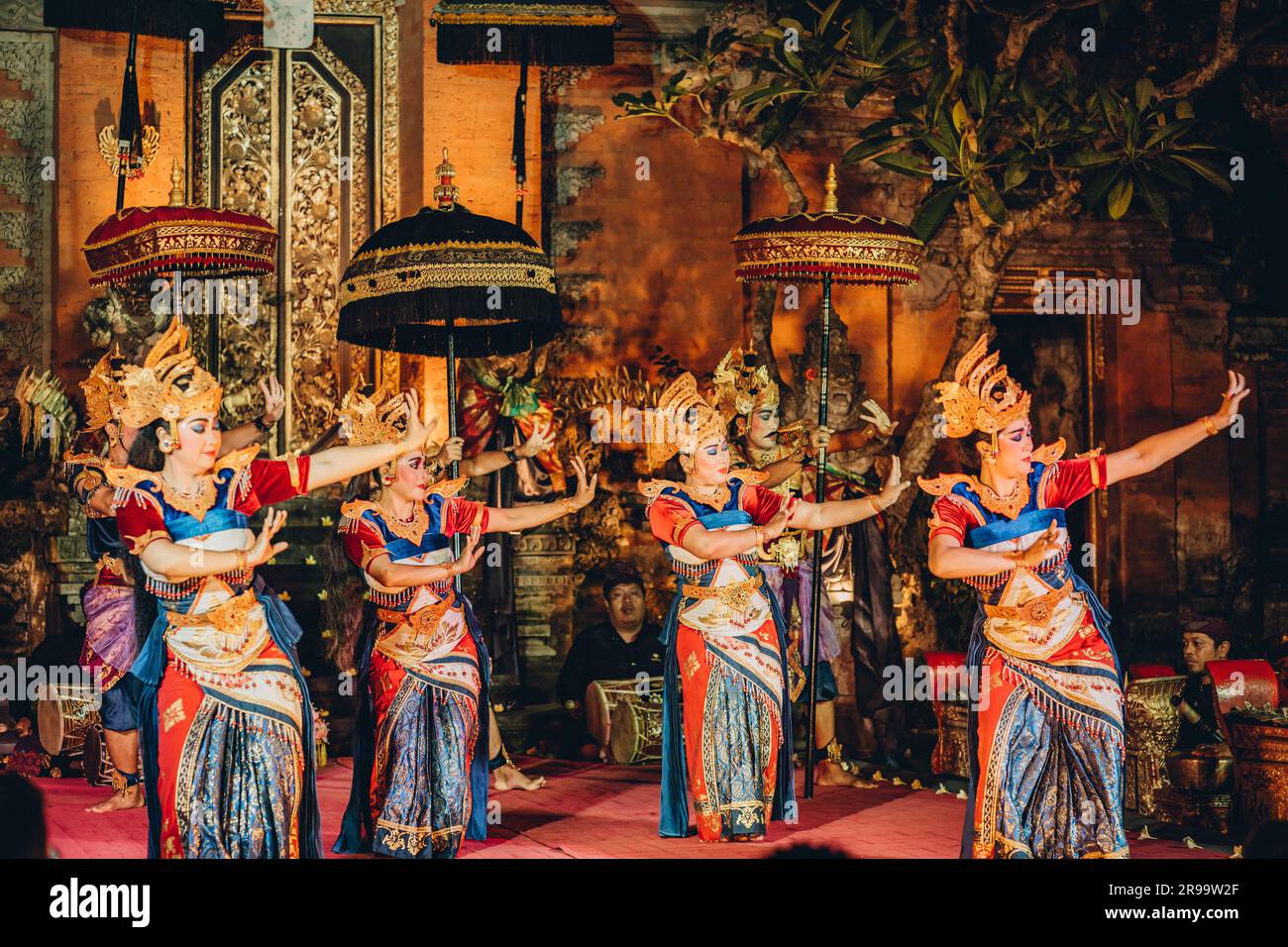 UBUD, BALI, INDONESIA - 10 FEBBRAIO 2023: Danza tradizionale Legong e Barong nel Palazzo di Ubud, spettacolo di danza balinese con artisti vestiti colorati. Tradizionale spettacolo rituale religioso balinese Foto Stock