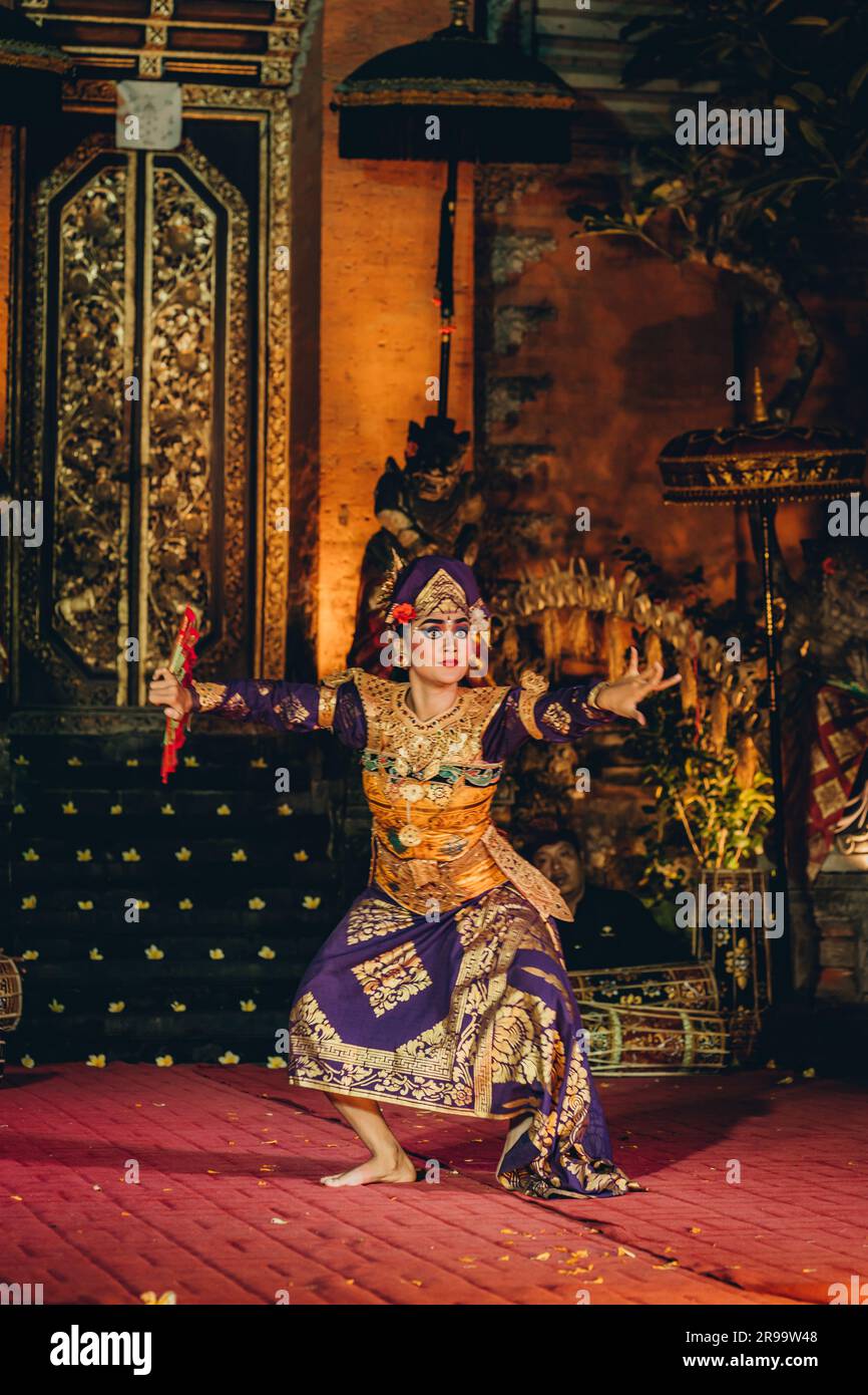 UBUD, BALI, INDONESIA - 10 FEBBRAIO 2023: La danza tradizionale Legong e Barong nel Palazzo di Ubud viene eseguita da attori professionisti locali con abiti colorati, gesti espressivi ed espressioni facciali Foto Stock