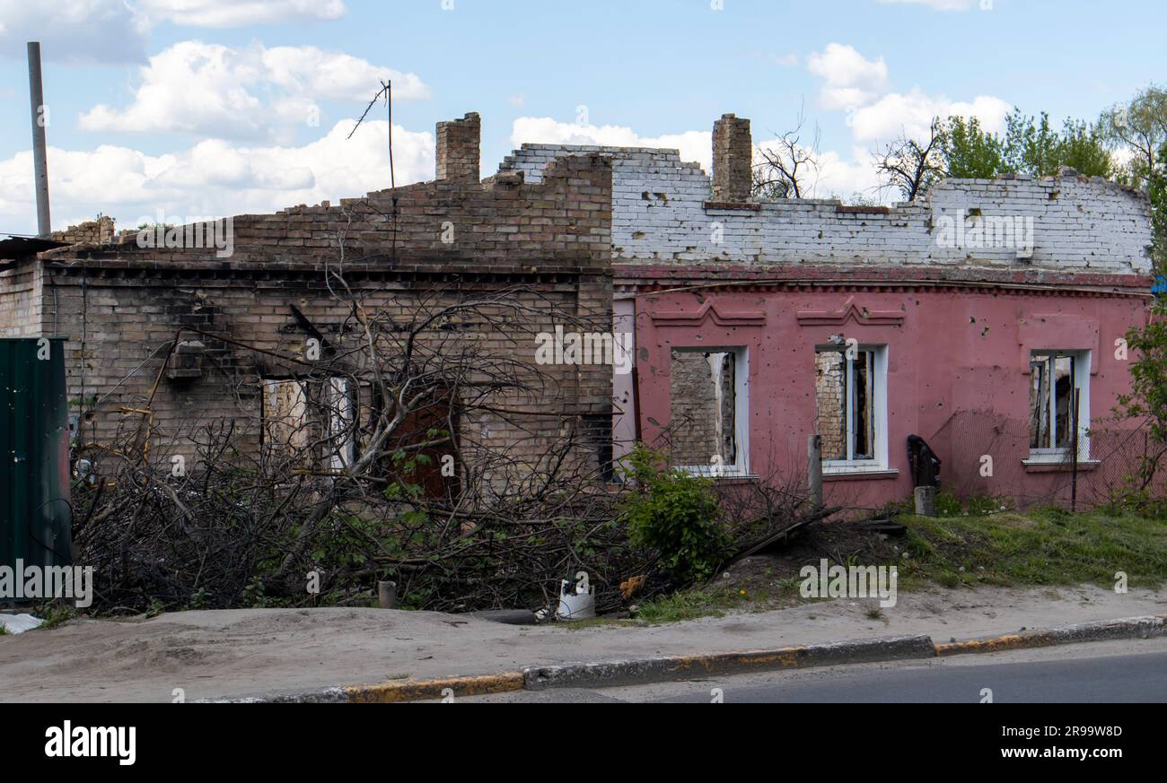 Distrutto, mattoni, edificio residenziale. Casa vecchia, non abitabile, muro di mattoni caduto Foto Stock