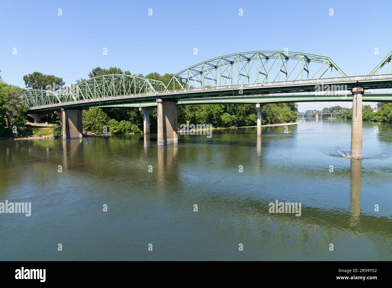 Ponti stradali US 20 sul fiume Willamette ad Albany, Oregon Foto Stock