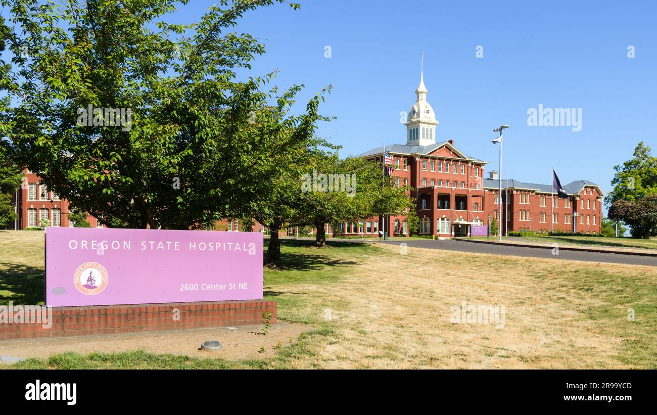 Salem, OREGON, USA - 11 giugno 2023; insegna dell'Oregon State Hospital e Kirkbride Building a Salem, Oregon Foto Stock