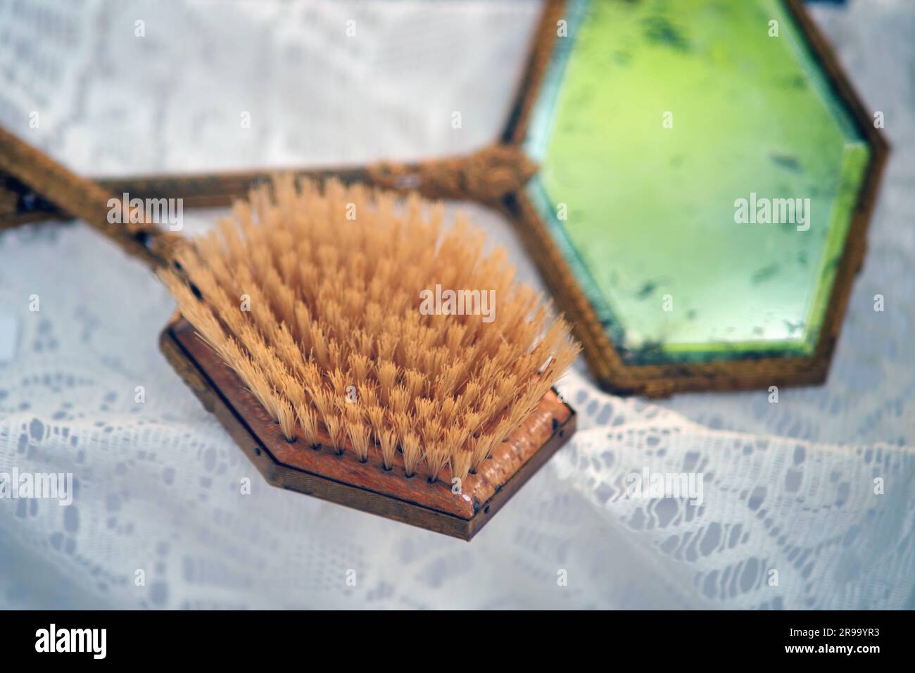 Specchio da donna e pettine per capelli in ottone, cinghiale e vetro. Antichi oggetti del XVIII secolo, rievocazione di eventi Foto Stock