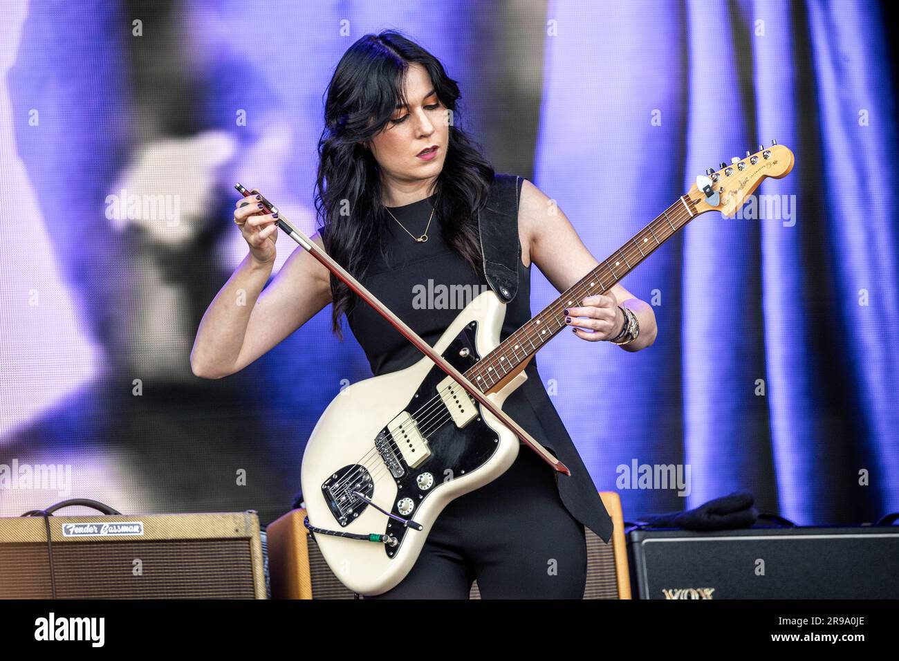 Oslo, Norvegia. 24 giugno 2023. La chitarrista Sarah Lipstate si esibisce dal vivo con l'icona rock americana Iggy Pop al festival musicale norvegese Tons of Rock 2023 a Oslo. (Foto: Gonzales Photo/Alamy Live News Foto Stock