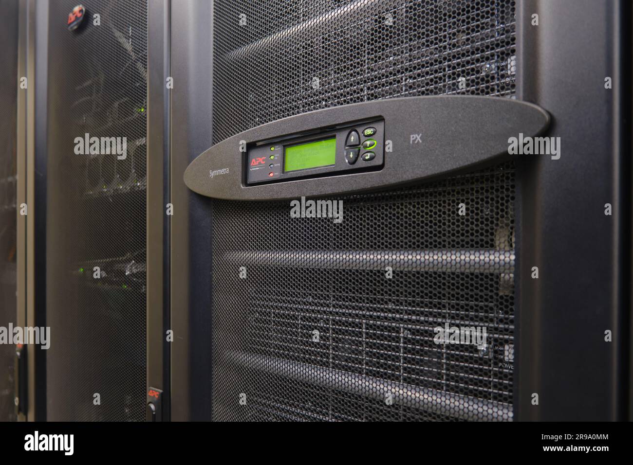 L'APC dell'apparecchiatura elettronica nella sala server è in pericolo a causa del segnale di errore critico proveniente dal pannello di controllo del modulo UPS - Mosca, Russia, 17, Foto Stock