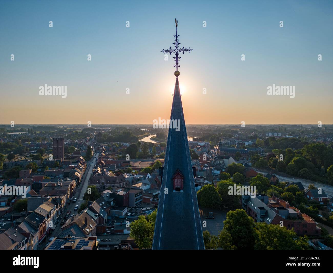 Duffel, Anversa, Belgio, 15 giugno 2023, Vista aerea sulla chiesa di San Martino, o Sint Martinus, nella città o villaggio di Duffel, nella zona di Anversa foto aerea che mostra le case e le strade del villaggio. Foto di alta qualità Foto Stock