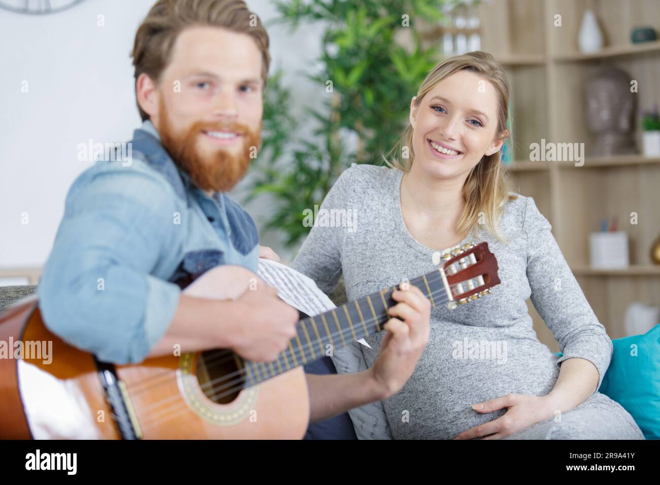 mamma e papa' suonano musica Foto Stock