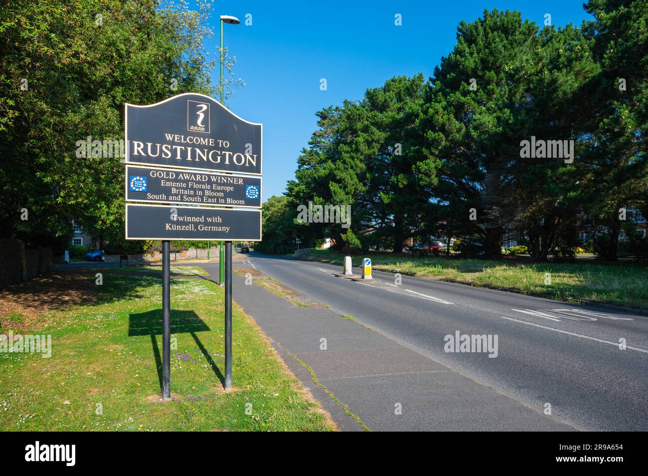 Benvenuti al segno Rustington su una strada principale in Rustington, West Sussex, in Inghilterra, Regno Unito. Foto Stock
