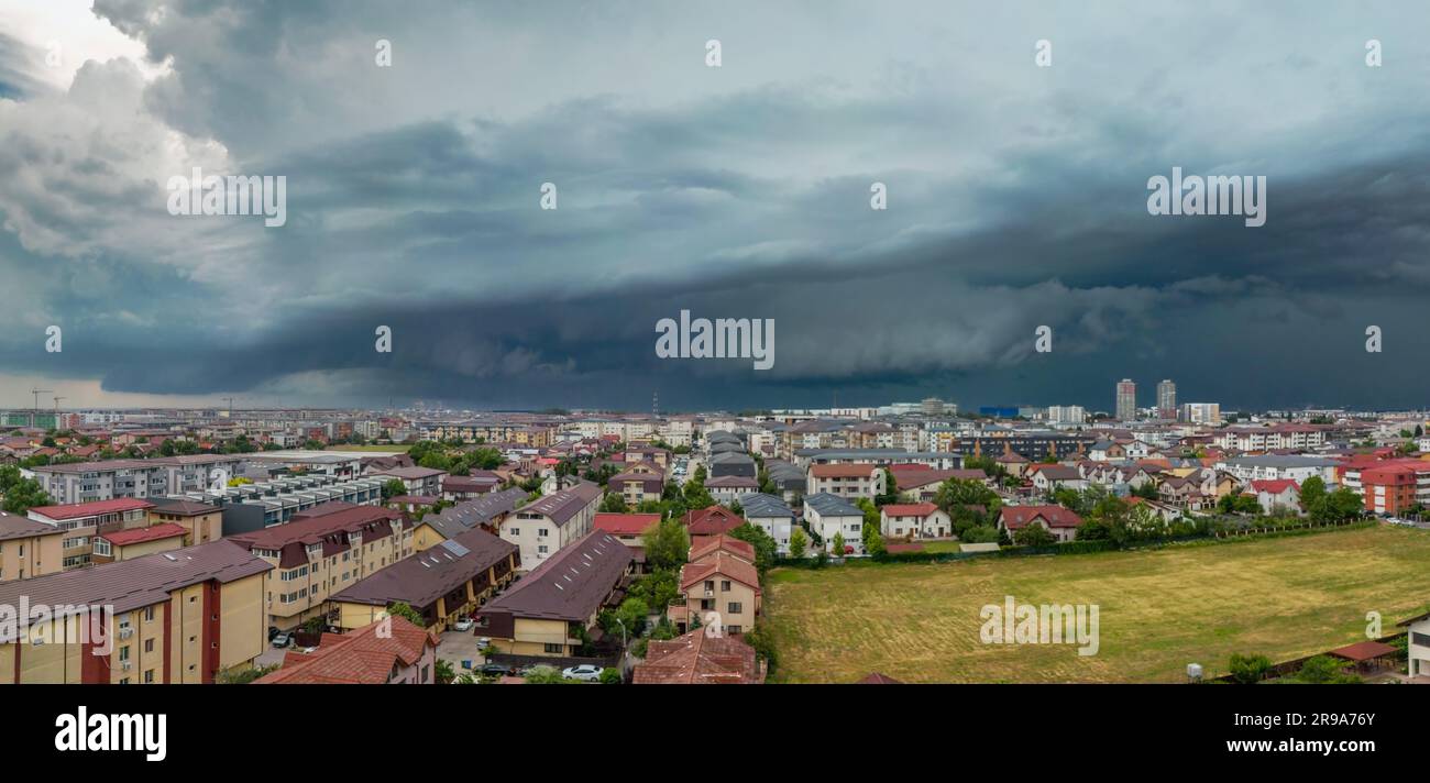 Fenomeno delle nuvole di Arcus panoramiche, le nuvole di tempesta al tramonto a giugno Foto Stock