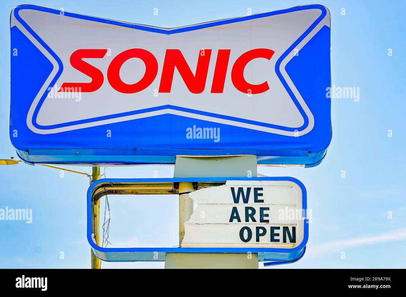 Sonic Drive-in visualizza un messaggio aperto su un cartello danneggiato da tornado, il 24 giugno 2023, a Moss Point, Mississippi. Un tornado EF-2 colpì il 19 giugno 2023. Foto Stock