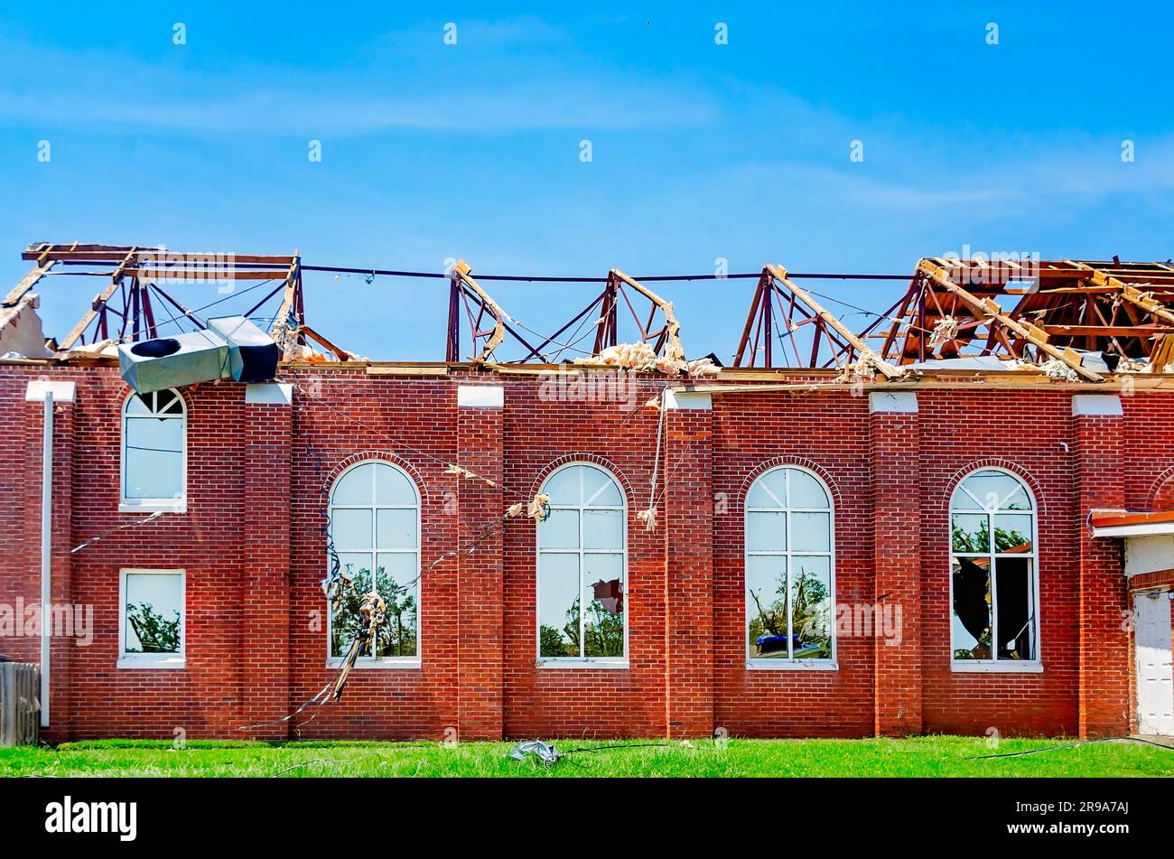 La First Missionary Baptist Church si trova tra i danni provocati da tornado, il 24 giugno 2023, a Moss Point, Mississippi. Foto Stock