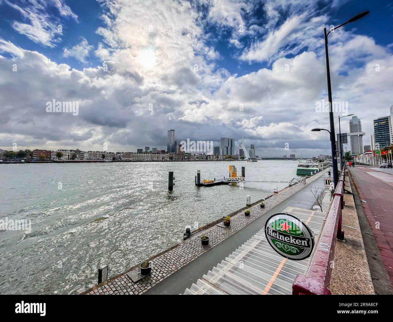 Rotterdam, Paesi Bassi - 6 ottobre 2021: Vista sulla strada e architettura moderna con torri aziendali nel centro di Rotterdam. Rotterdam è la seconda Foto Stock