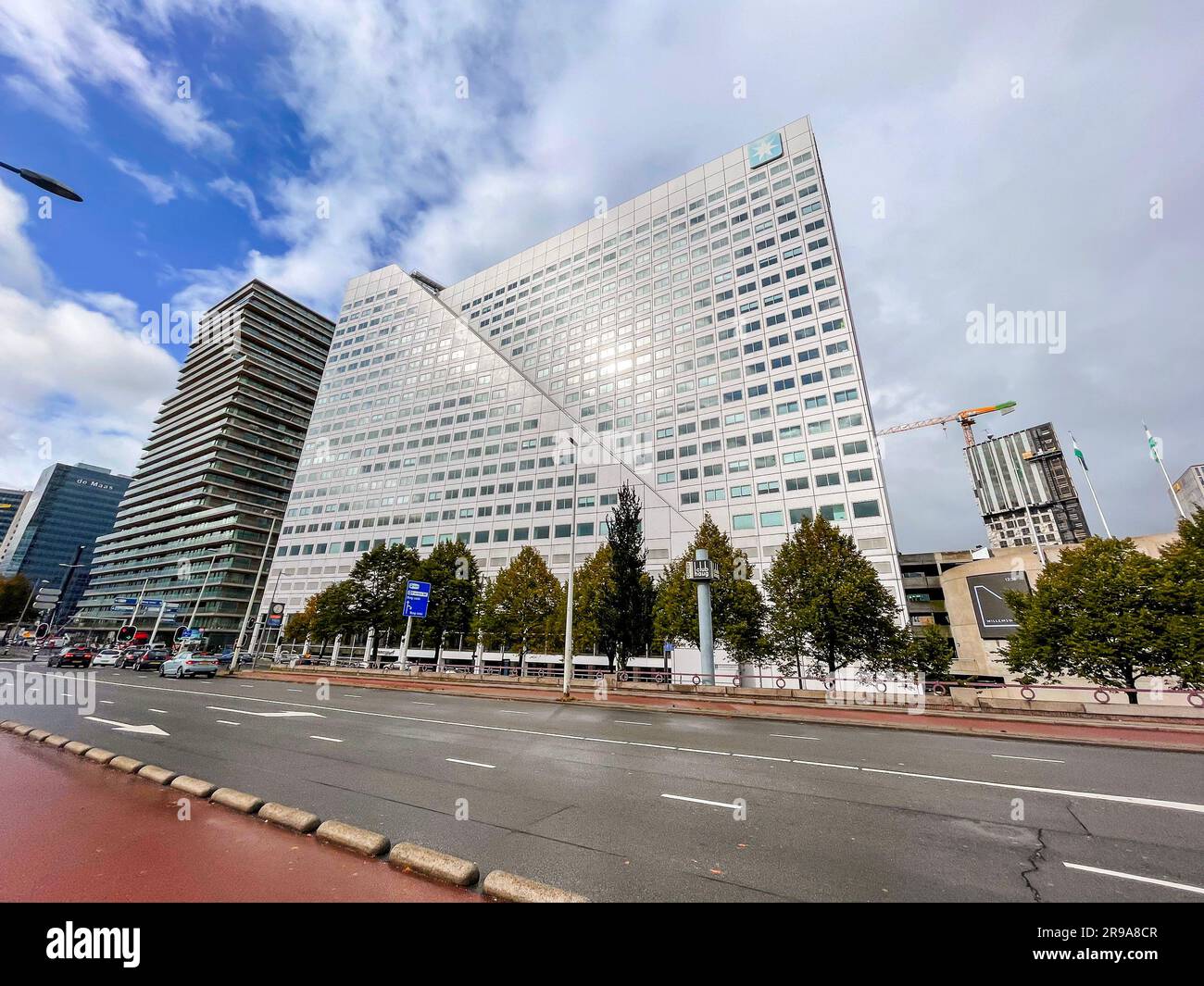 Rotterdam, Paesi Bassi - 6 ottobre 2021: Vista sulla strada e architettura moderna con torri aziendali nel centro di Rotterdam. Rotterdam è la seconda Foto Stock