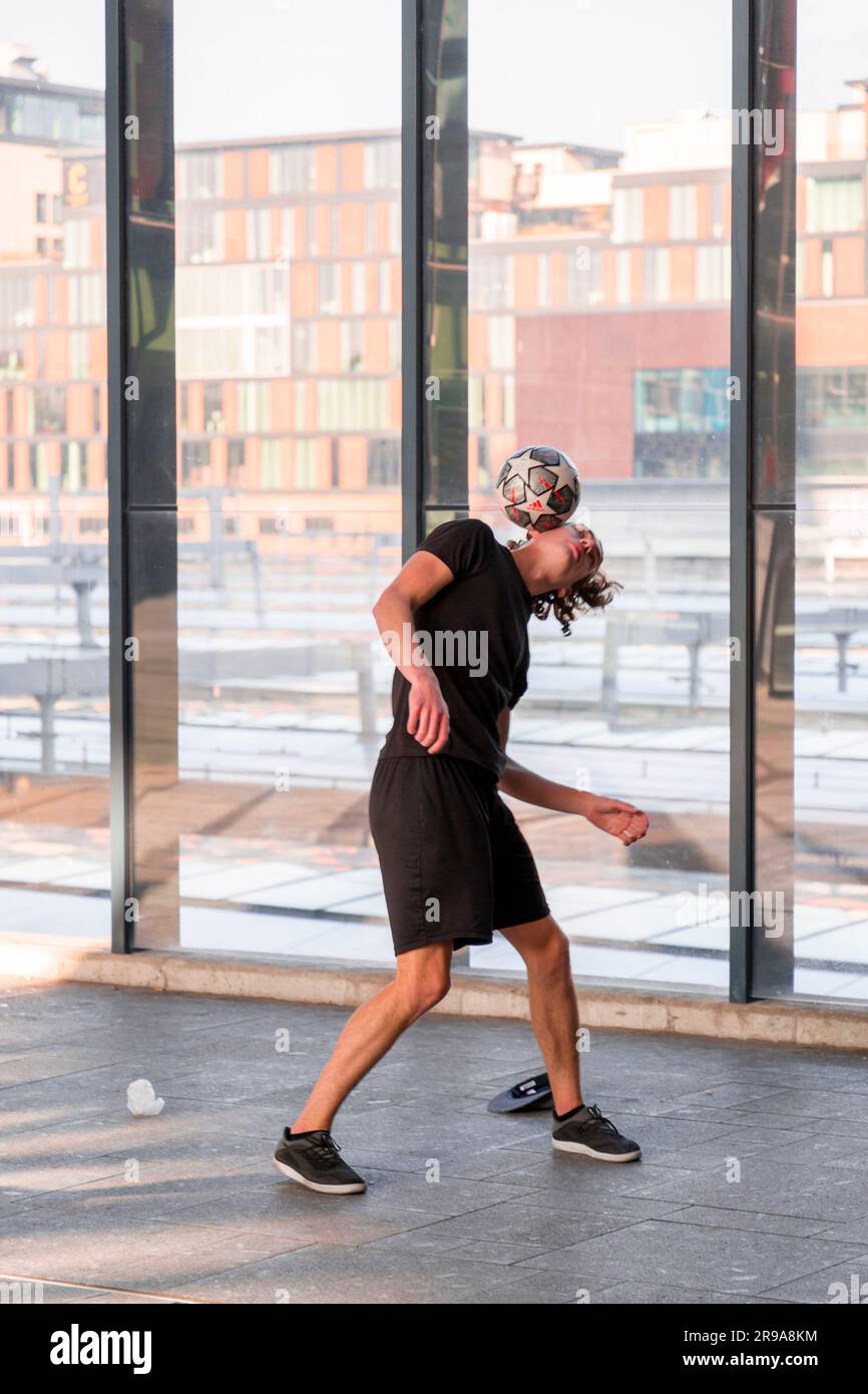 Utrecht, NL - 9 ottobre 2021: Giovane artista olandese che mostra le sue abilità acrobatiche con un calcio alla stazione centrale di Utrecht, nei Paesi Bassi Foto Stock