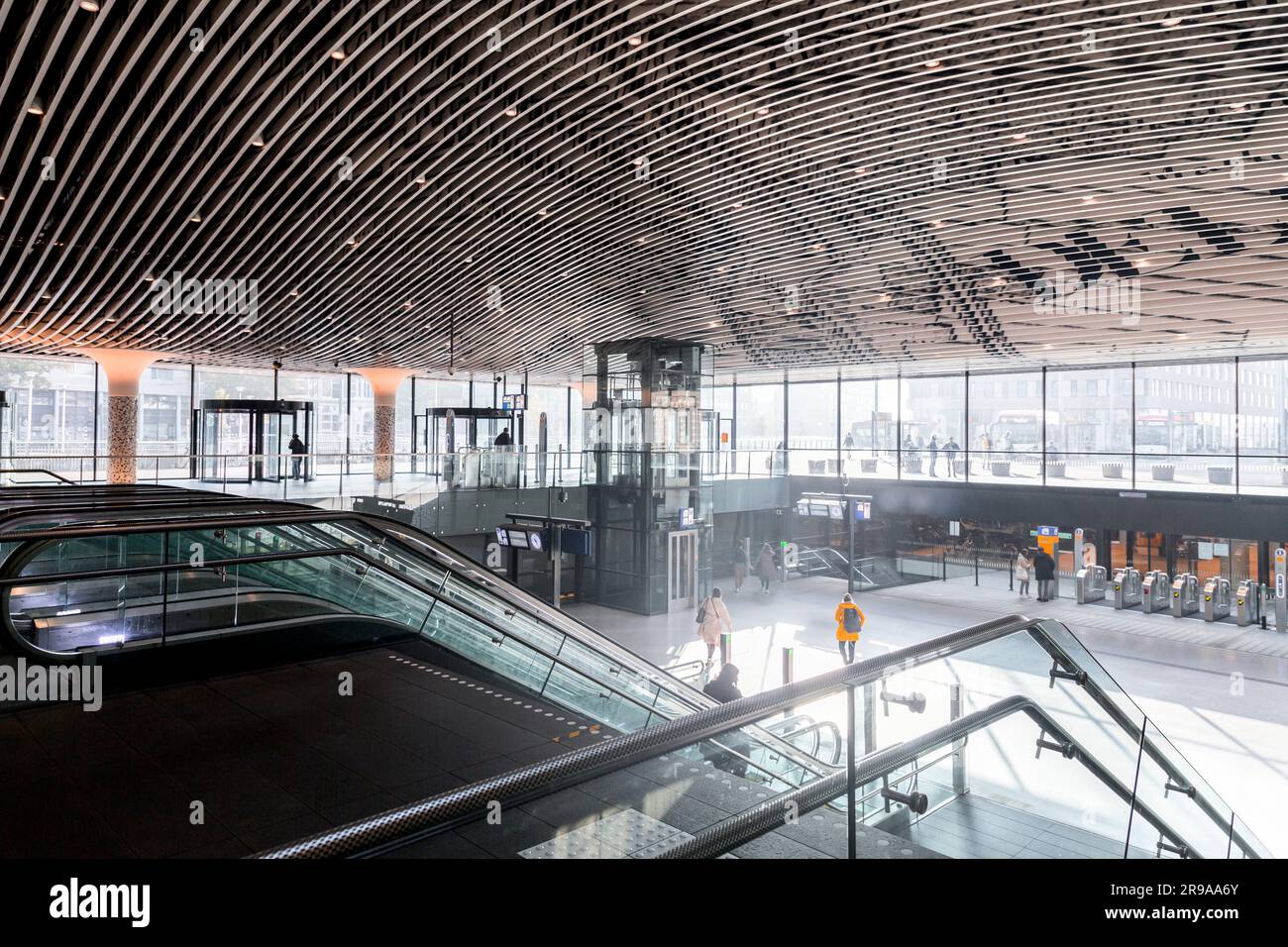 Delft, Paesi Bassi - 9 ottobre 2021: Vista interna dalla stazione centrale di Delft. L'edificio moderno e spazioso e' il principale fulcro dei trasporti di del Foto Stock