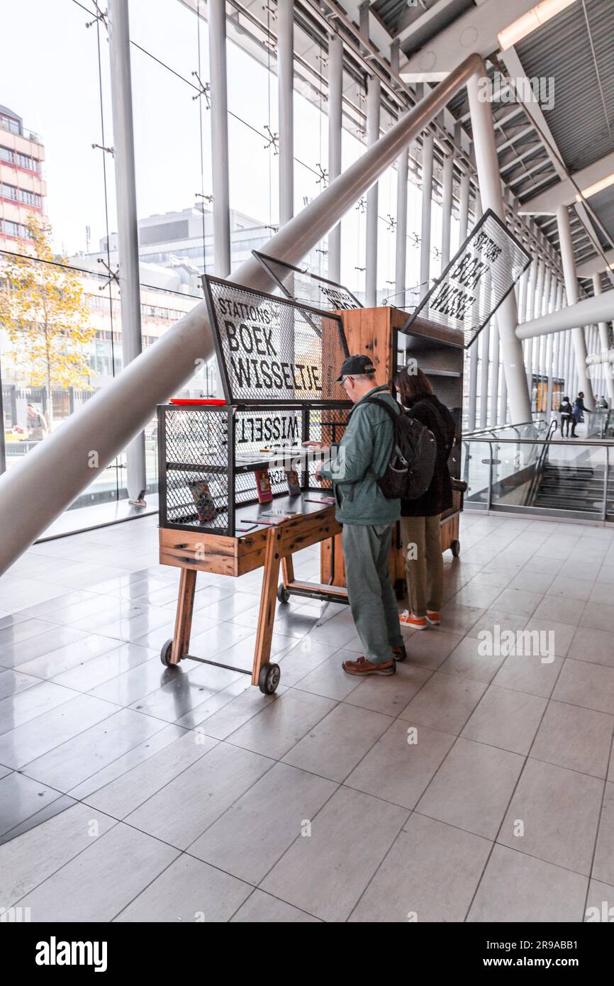 Utrecht, NL - 9 ottobre 2021: Uno stand per la condivisione di libri all'interno della stazione ferroviaria centrale di Utrecht, Paesi Bassi. La gente si scambia libri gratuitamente attraverso questi Foto Stock