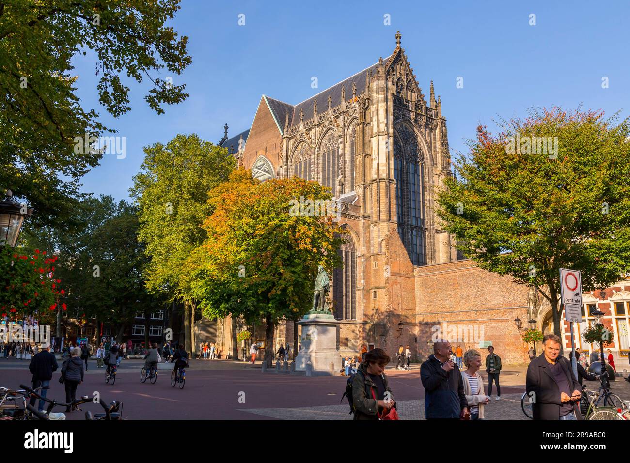 Utrecht, NL - 9 ottobre 2021: St Cattedrale di Martin, Domkerk è una chiesa gotica dedicata a San Martino di Tours, che era la cattedrale della Dioce Foto Stock