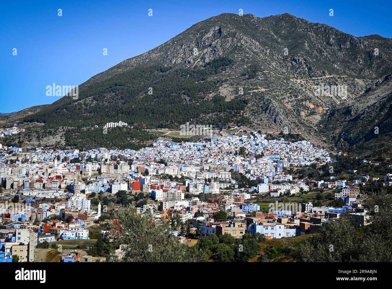All'ingresso di Chefchaouen, Marocco, un'area con vista panoramica offre fantastiche vedute della città Blu, fondata nel 1471 sulle montagne Riff Foto Stock