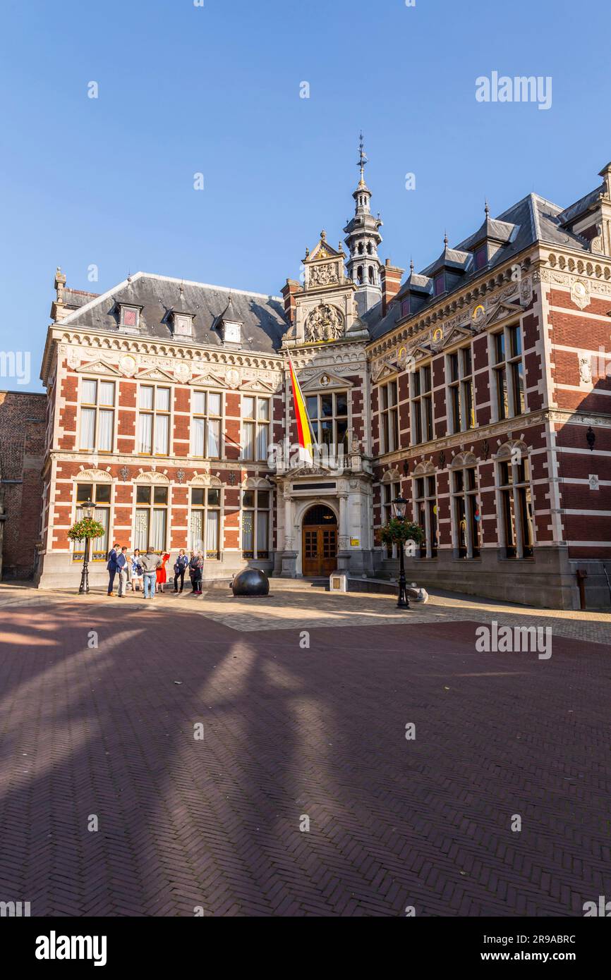 Utrecht, NL - 9 ottobre 2021: Facciata dell'Academiegebouw Universiteit Utrecht, sala dell'Università di Utrecht in piazza Janskerkhof, Utrecht, NL. Foto Stock