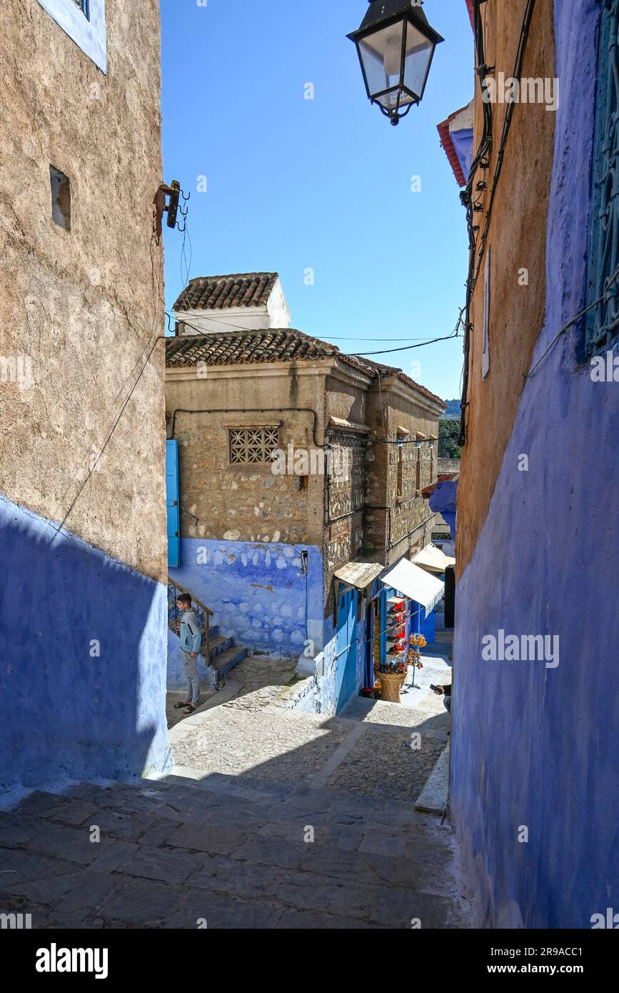 All'interno della Medina non ci sono auto, tutte le scale e i gradini di ciottoli nell'antica città blu, Chefchaouen, Marocco Foto Stock