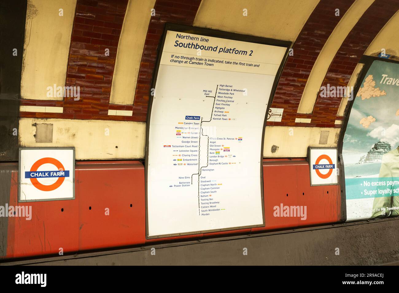 Una mappa curva che mostra informazioni sulle stazioni della metropolitana di Londra sulla Northern Line sulla piattaforma 2 in direzione sud. Inghilterra Foto Stock