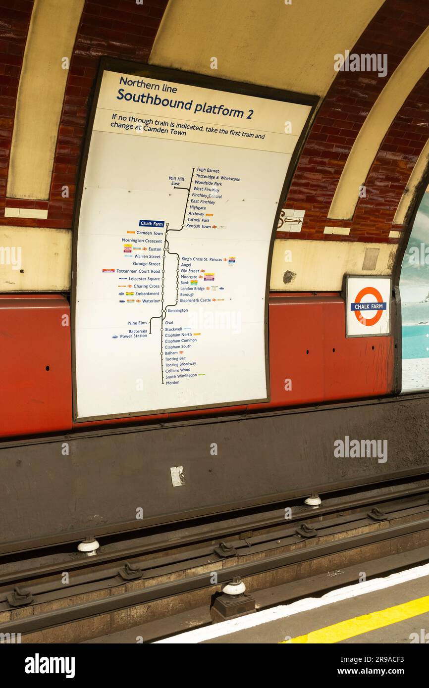Una mappa curva che mostra informazioni sulle stazioni della metropolitana di Londra sulla Northern Line sulla piattaforma 2 in direzione sud. Inghilterra Foto Stock