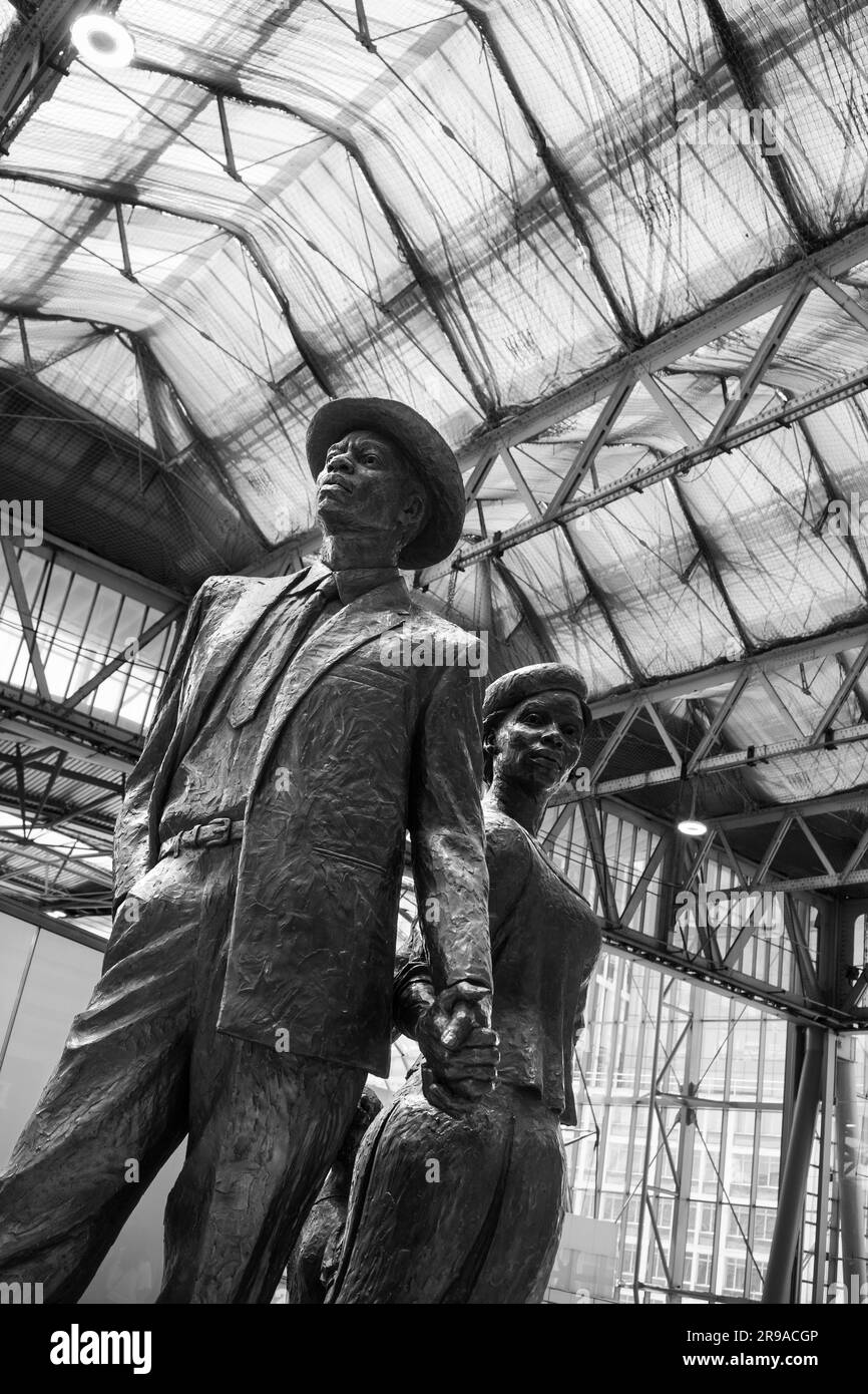 Immagine in bianco e nero del National Windrush Monument dello scultore Basil Watson, che commemora gli immigrati britannici delle Indie occidentali che arrivano nel Regno Unito Foto Stock