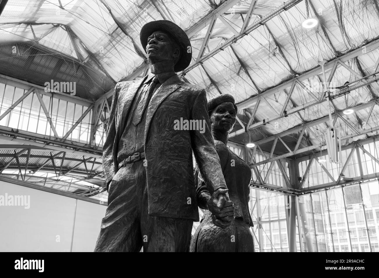 Immagine in bianco e nero del National Windrush Monument dello scultore Basil Watson, che commemora gli immigrati britannici delle Indie occidentali che arrivano nel Regno Unito Foto Stock