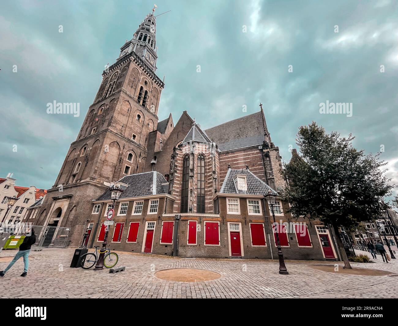 Amsterdam, Paesi Bassi - 14 ottobre 2021: Vista esterna della Vecchia Chiesa o de Oude Kerk ad Amsterdam, la capitale dei Paesi Bassi. Foto Stock