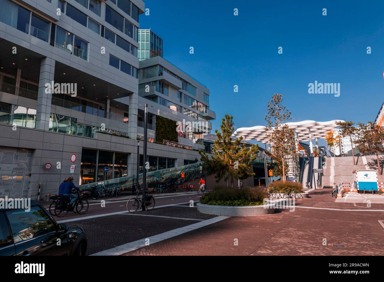 Utrecht, NL - 9 ottobre 2021: La stazione centrale di Utrecht è il fulcro di transito che integra due parcheggi per biciclette, due stazioni degli autobus, due fermate del tram e il centro di Foto Stock